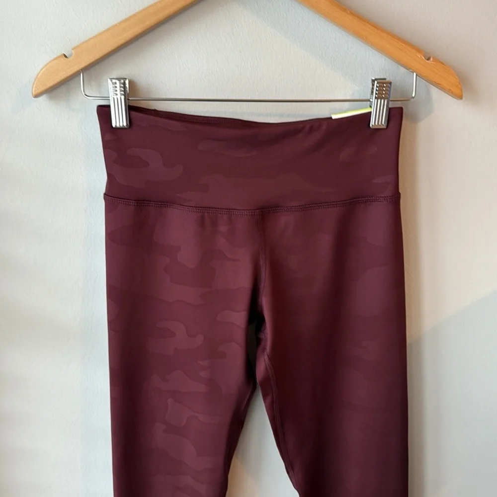 NWT Old Navy Elevate Girls red Camo Leggings‎